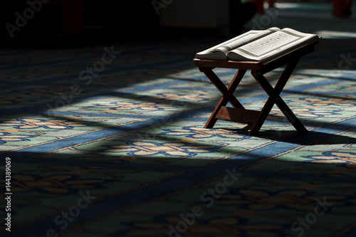 Foto Quran - the holy islamic book on the lauh in the Malaysian mosque