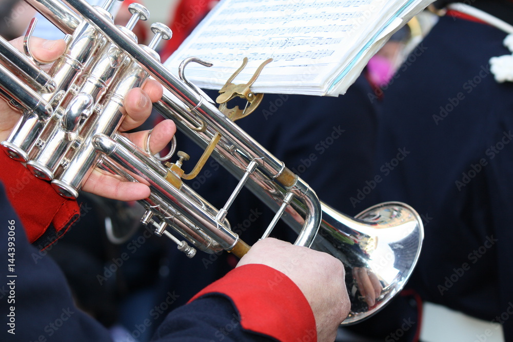 Obraz premium miejskiego festiwalu, zespół muzyczny towarzyszy obchodom