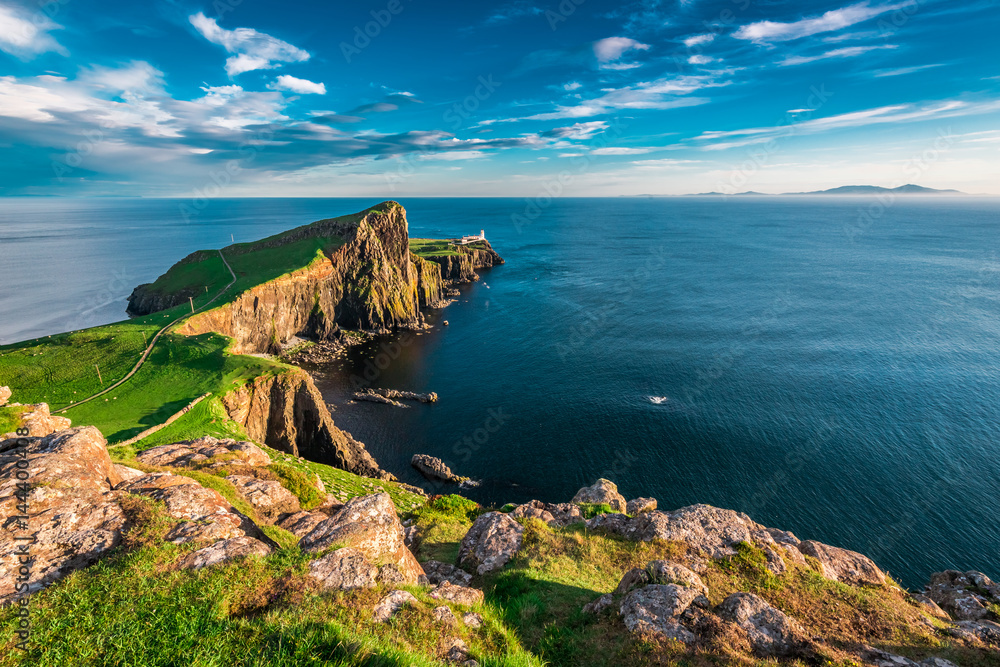 Obraz premium Breathtaking dusk at the Neist point lighthouse in Scotland
