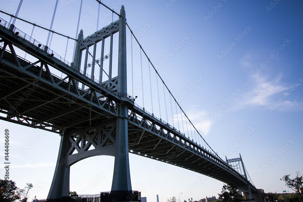 Obraz premium Triborough bridge with blue sky