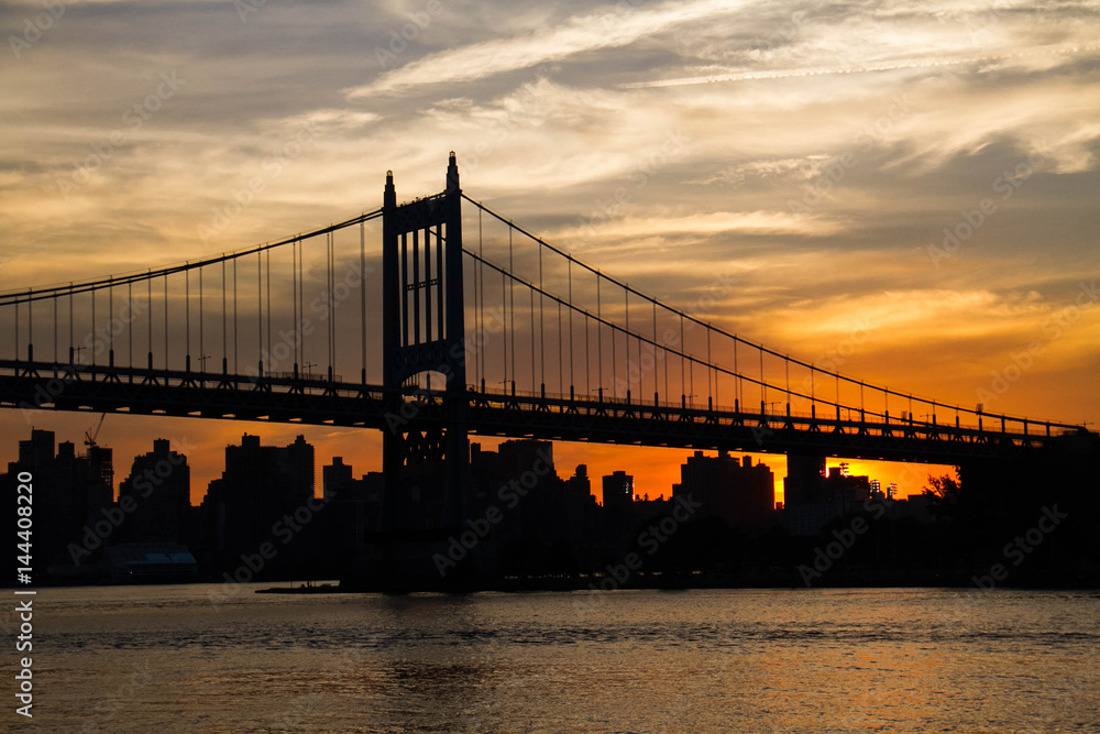 Obraz premium Triborough bridge and city with cloudy sunset sky, New York