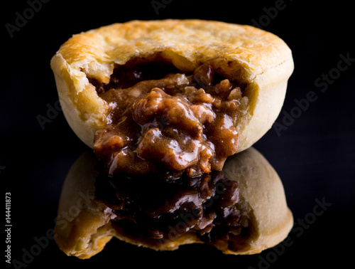 Foto Meat pie on reflective surface