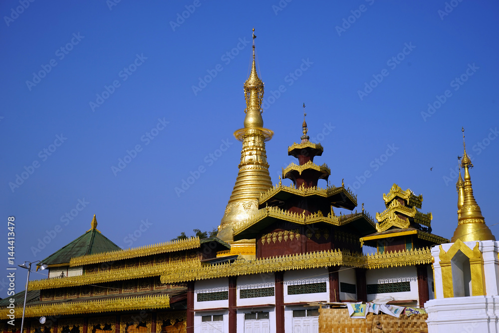 Naklejka premium Golden stupa