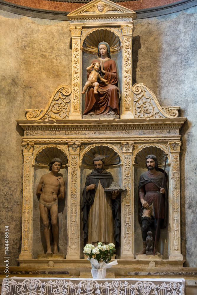  Interior of Sant'Anastasia Church in Verona, Italy. Sant'Anastasia is a church of the Dominican Order in Verona, it was built in 1280 -1400