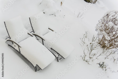 Schneebedeckte Gartenmöbel