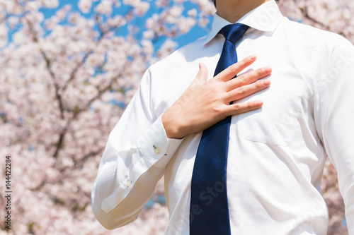 ビジネスマンと桜の花,春イメージ