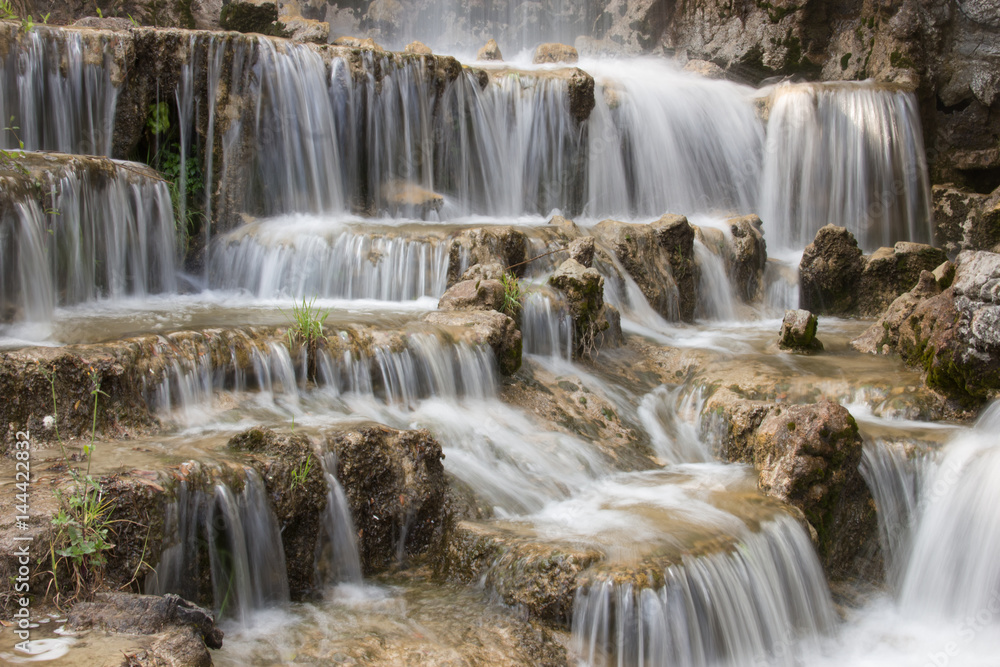 Obraz premium Acqua cascante sulle rocce