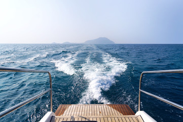 Acrylglasbilder Wasser Motorsport Schaumspur hinter Tauchboot auf Meer  © Laura Pashkevich