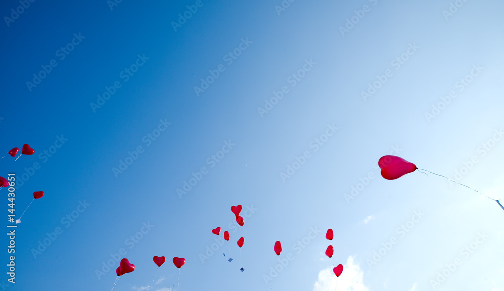 Himmel mit Luftballons in Herzform Himmel mit Luftballons in Herzform