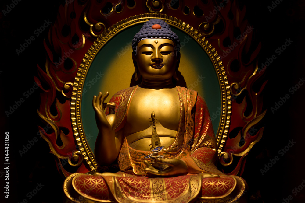 Fototapeta premium buddha statue in temple