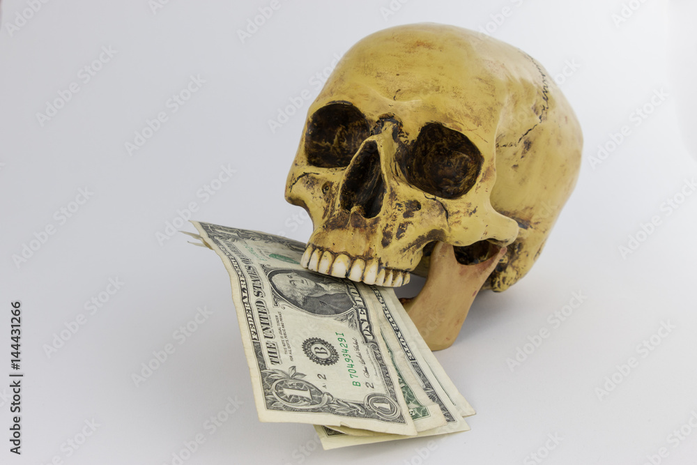 Totenschädel mit Dollarscheinen im Mund Totenschädel mit Dollarscheinen im Mund