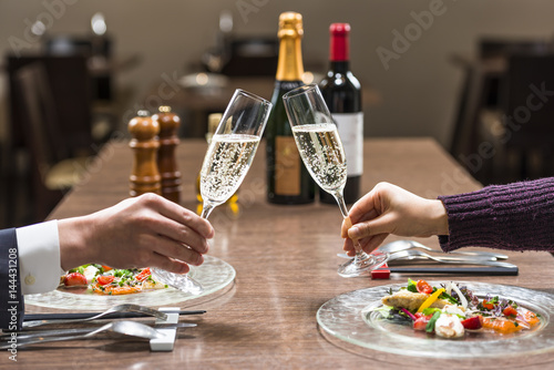レストランで乾杯する二人