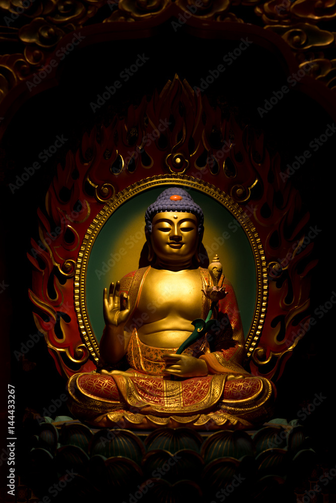 Fototapeta premium buddha statue in temple