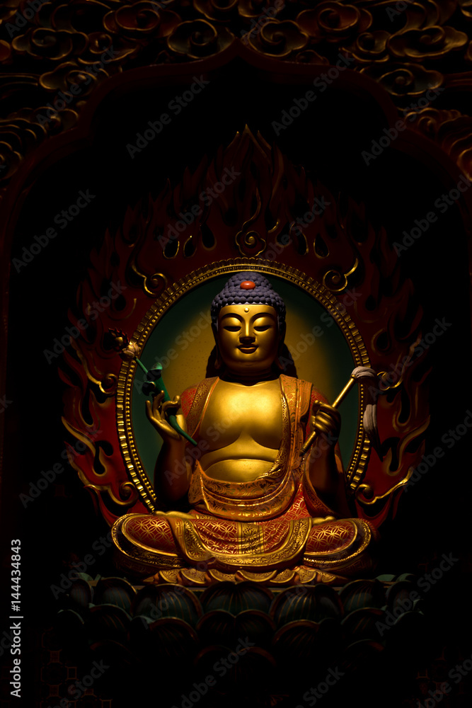 Fototapeta premium buddha statue in temple