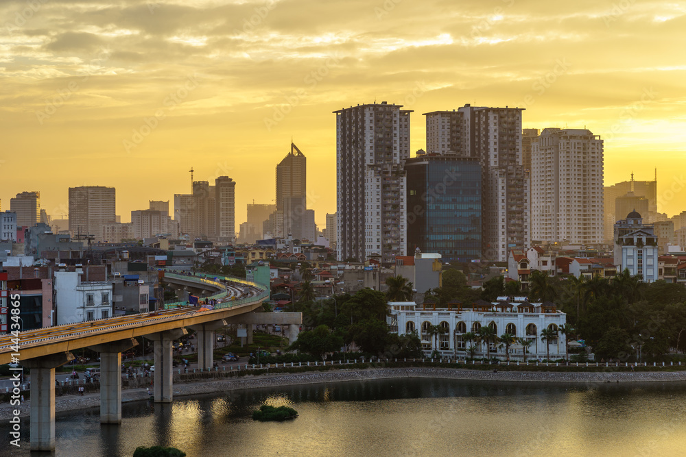 Obraz premium Aerial skyline view of Hanoi. Hanoi cityscape at twilight at Hoang Cau lake