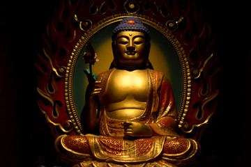 Rollo Buddha Buddha Statue im stillen Tempelraum  © zhu difeng