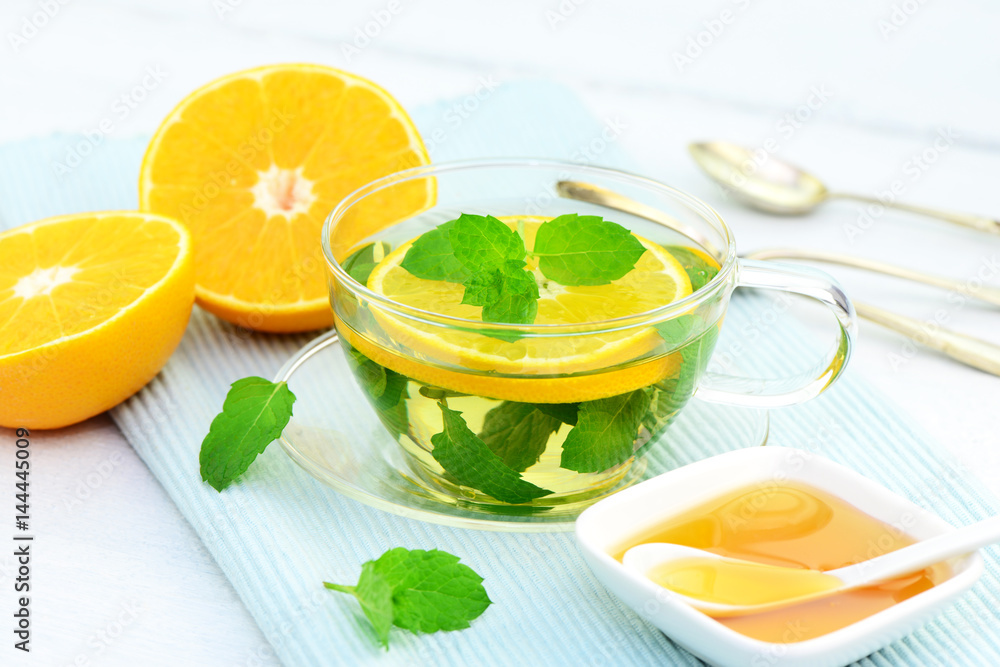 Pfefferminztee mit Honig und Orange Pfefferminztee mit Honig und Orange