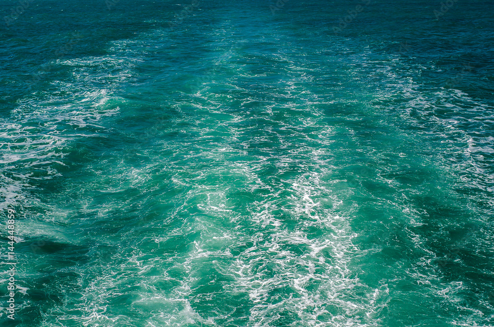Obraz premium Trail on water surface behind of cruise ship