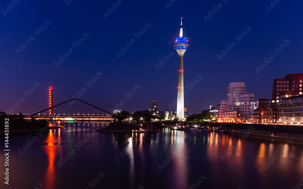 Düsseldorf-Medienhafen bei Nacht; Deutschland