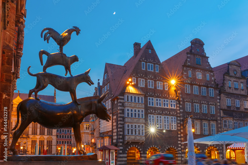 Famous statue of The Bremen Town Musicians, donkey, dog, cat and cockerel, from Grimm's famous fairy tale in the center of Old Town near Bremen City Hall, Bremen, Germany - obrazy, fototapety, plakaty 