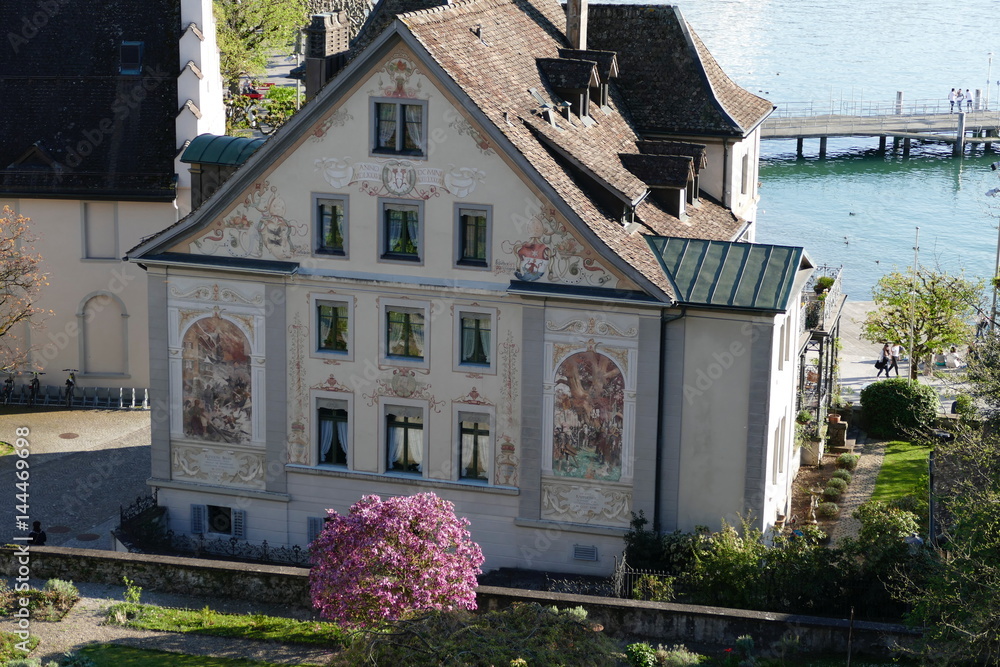 Die hintere Ansicht des Curti-Hauses in der Altstadt von Rapperswil in der Schweiz