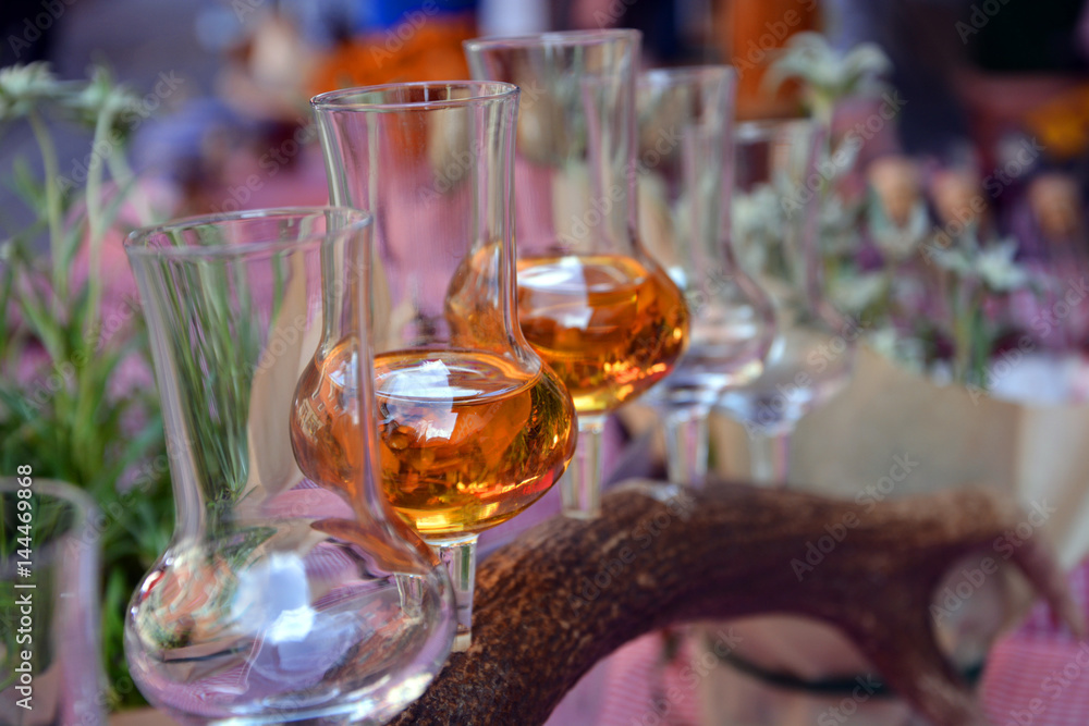 Obraz premium Likör am Marktstand!