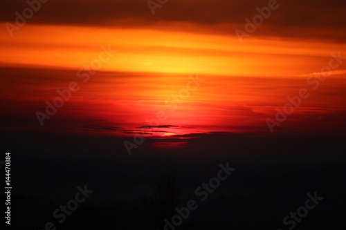 romantischer farbenreicher Sonnenaufgang