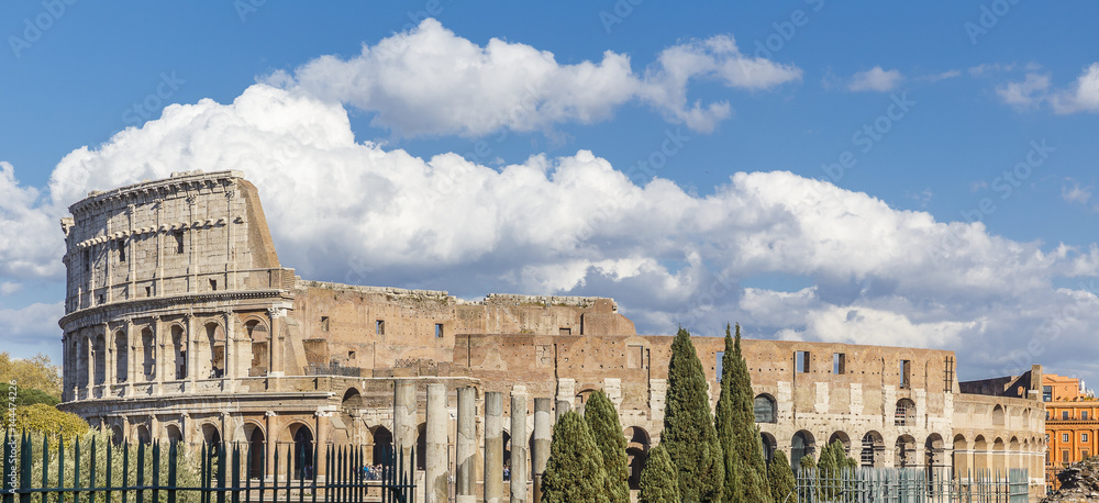 Obraz premium Colosseum against the blue sky
