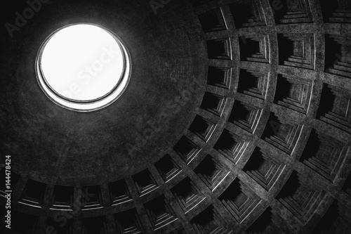 Canvas Print Inside view of the oculus (hole) and dome of the Pantheon in Rome in black and white