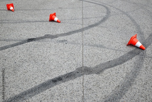 Obraz na płótnie tire marks on the asphalt and posts a warning w salonie