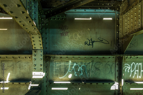 Seitenwand einer stählernen Eisenbahnbrücke in grüner Steampunk-Optik photo