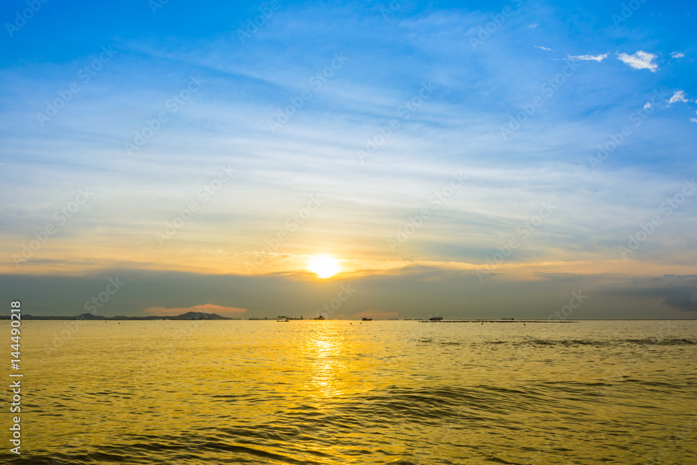 Obraz premium Boat and beach with sunset background