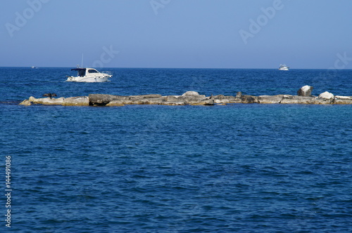 orizzonte marino con yacht di lusso 