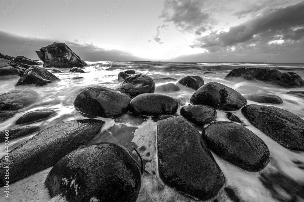 Fototapeta premium Wyspy Lofoten. Piękny wiosenny krajobraz Norwegii. Czarno-białe zdjęcie.