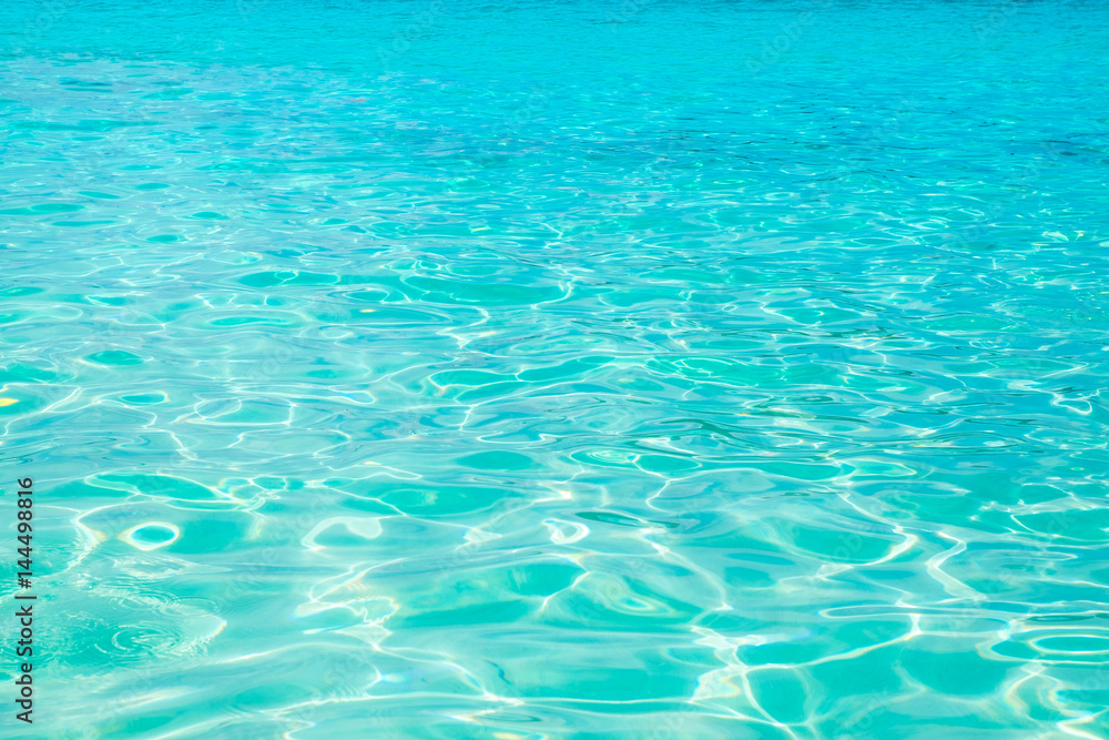 Obraz premium Close up wave at clear turquoise blue sea near shore,Summer Texture background