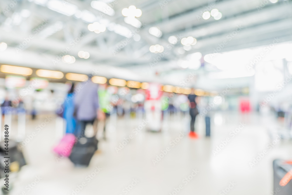 Obraz premium Blurred background,Traveler with baggage at Terminal Departure Check-in at airport with bokeh light