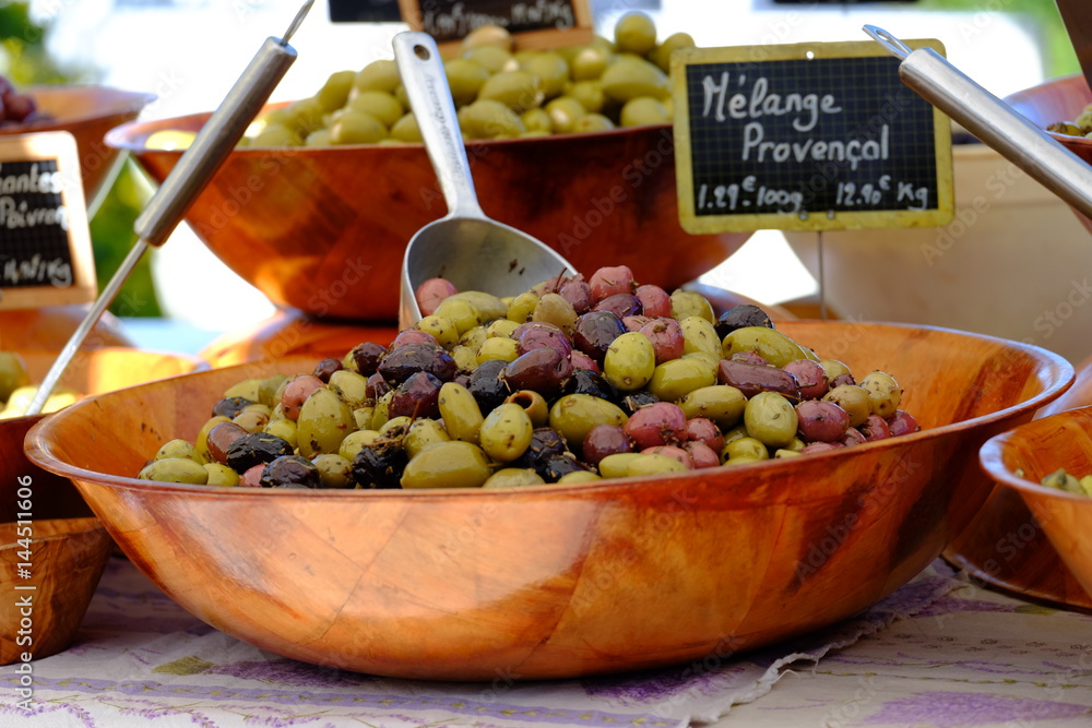 Marché provençale. Les olives.