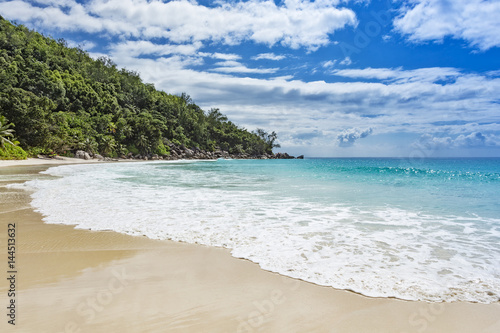 Fototapeta Naklejka Na Ścianę i Meble -  Wide tropical island beach