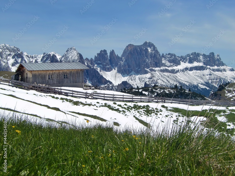 Hütte mit Schnee in den Bergen