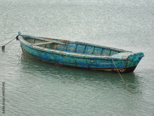 Altes Fischerboot im Wasser
