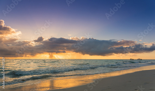 Fototapeta Naklejka Na Ścianę i Meble -  Colorful ocean beach sunrise - Tropical Beach
