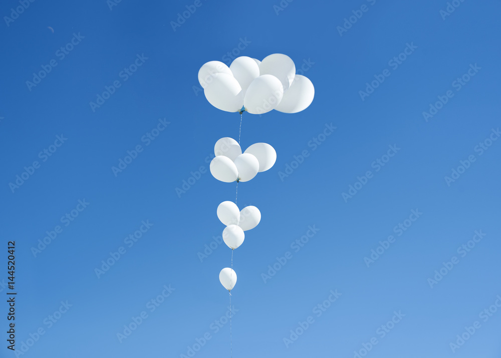 Imagen minimalista de un montón de globos blancos sobre un cielo azul  despejado. Stock Illustration