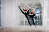 Две балерины в прыжке
