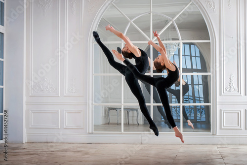 Две балерины в прыжке