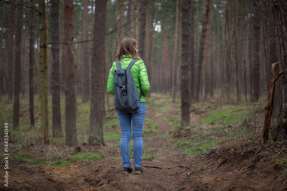 Obraz premium tourist walking in the wood, forest