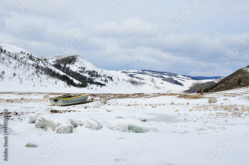 Зимний вид на Большую Крестовую падь на озере Байкал