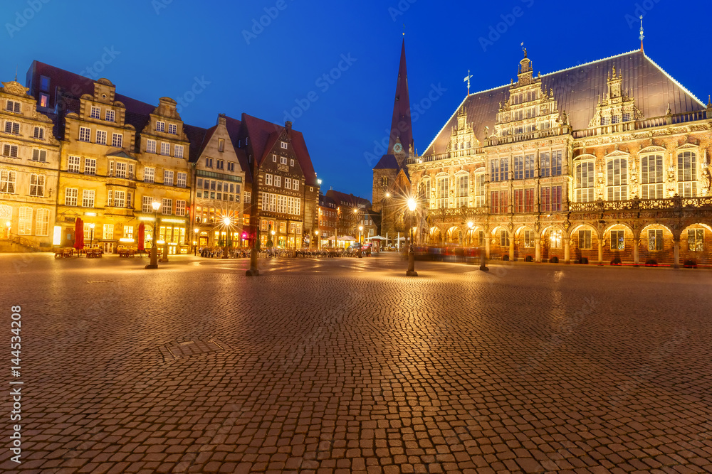 Ancient Bremen Market Square in the centre of the Hanseatic City of Bremen with famous City Hall, Church of Our Lady and Raths-Buildings, Germany