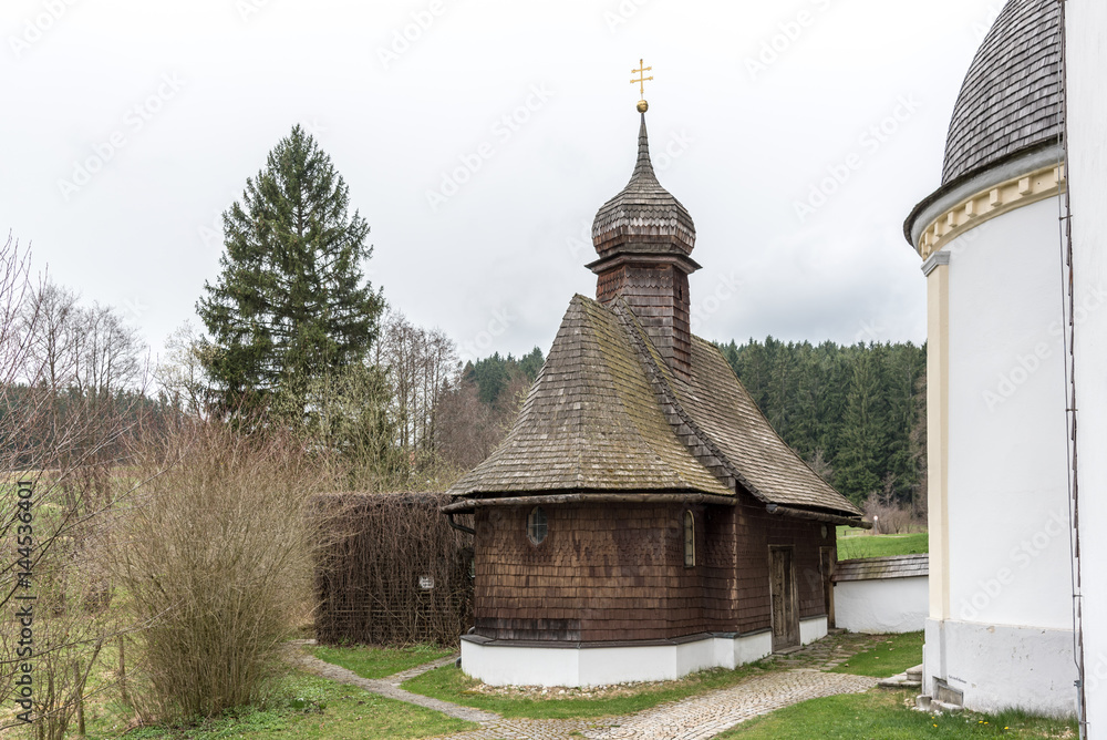 St. Hermann Kapelle bei Bischofsried von 1322, mit Holz gedeckt und verkleidet, bis ins 17. Jahrh. ein Wallfahrtsziel