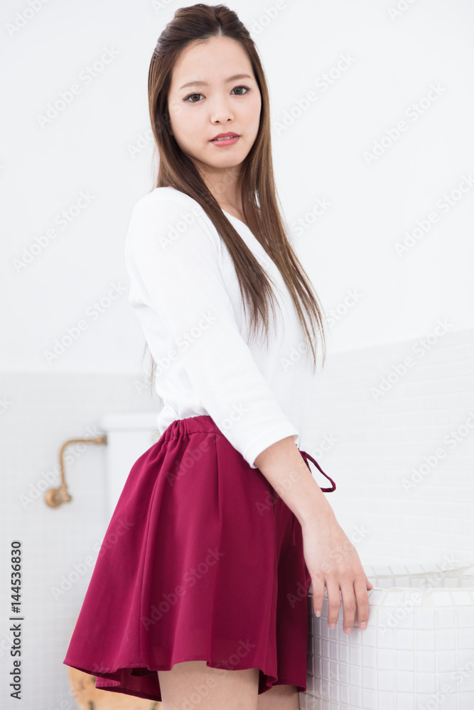 屋内 女性ポートレイト