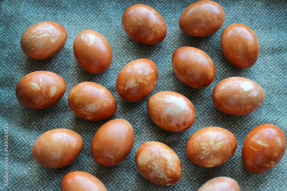 Obraz premium Easter eggs dyed in the water with onion shells
